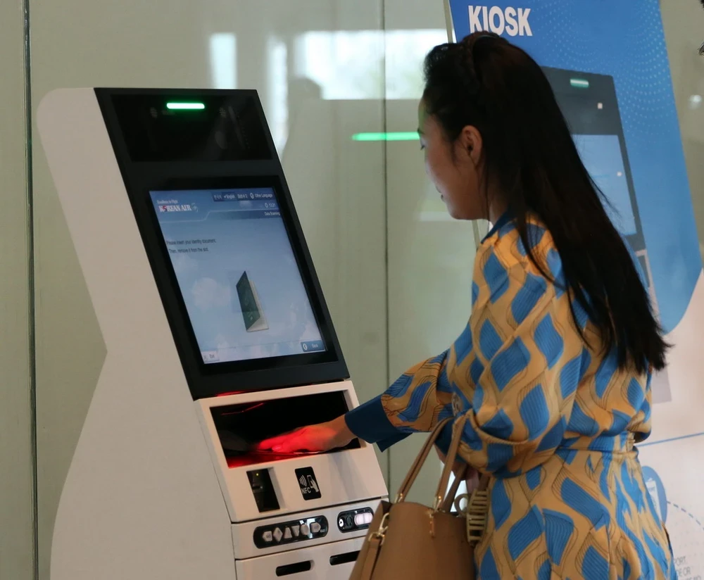 Hành khách làm thủ tục cho chuyến bay bằng hệ thống tự động Self check-in kiosk ở Nhà ga Quốc tế Đà Nẵng. (Ảnh: Trần Lê Lâm/TTXVN)