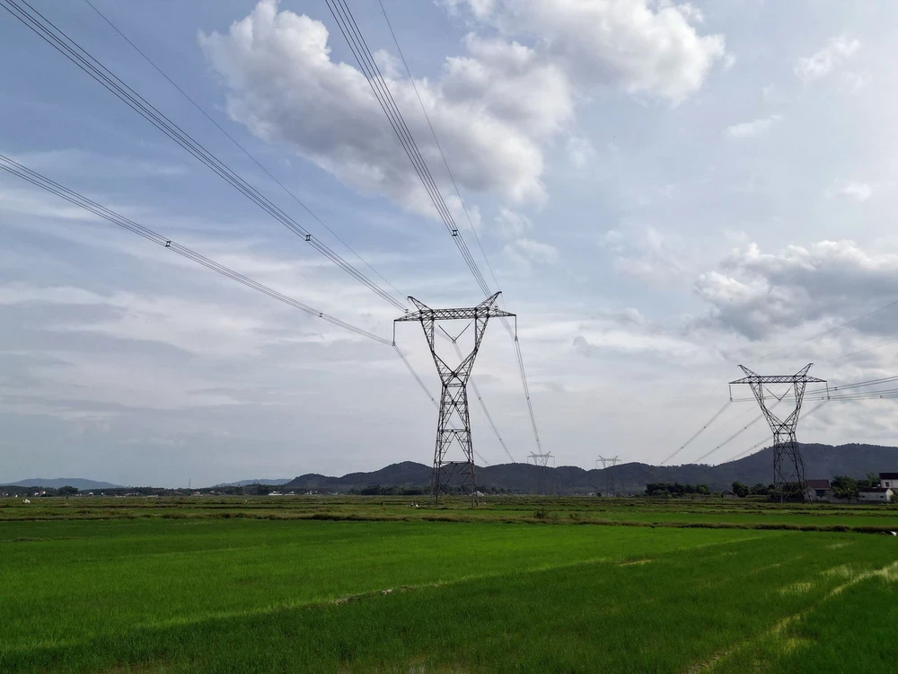 Công suất truyền tải cao trên tuyến đường dây 500 kV Bắc Nam thời gian gần đây thường xuyên tải cao ở mức 2.500 - 2.600 MW, thậm chí có thời điểm tải cao lên tới 2.800 MW (mức tới hạn của hệ thống). Ảnh: Huy Hùng - TTXVN 