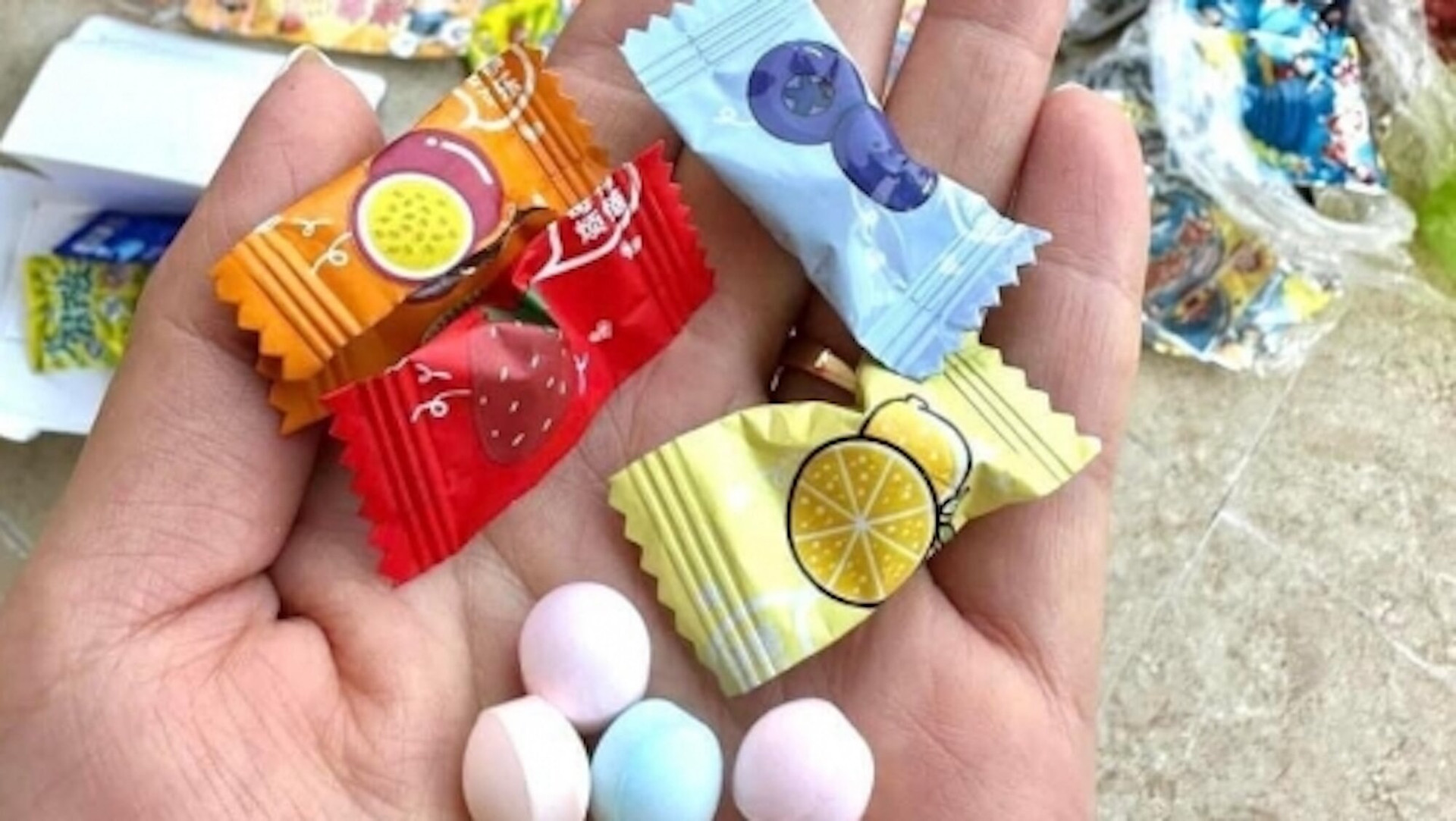 Nhiều trẻ bị ngộ độc sau khi ăn kẹo lạ mua trước cổng trường.