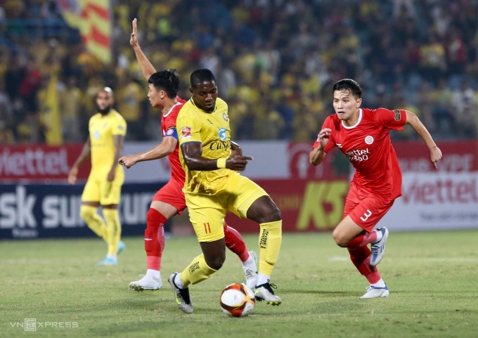 Tiền đạo Rimario của Thanh Hóa (số 11) đi bóng trong trận hòa Viettel 1-1 trên sân Hàng Đẫy ở vòng 2 V-League ngày 27/10. Ảnh: Hiếu Lương