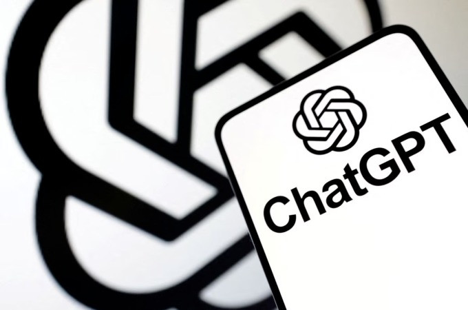 Logo ChatGPT hiển thị trên một mẫu smartphone. Ảnh:Reuters