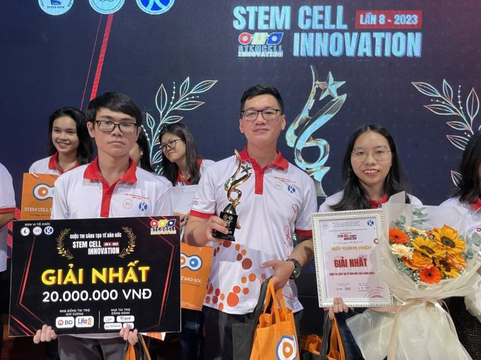 Nhóm sinh viên Đại học Khoa học Tự nhiên, Đại học Quốc gia TP HCM thắng giải Stem Cell Innovation lần 8, sáng 3/12. Ảnh: Hà An