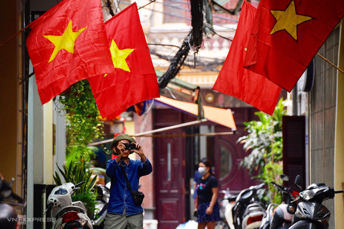 Đường phố thủ đô Hà Nội rợp bóng cờ ngày Quốc khánh năm 2019. Ảnh: Giang Huy