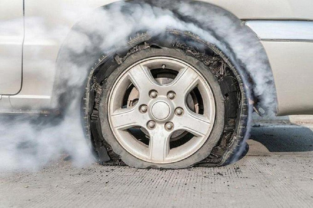 Lốp xe bị nổ khi ô tô đang di chuyển là tình huống tiềm ẩn nguy cơ mất an toàn cao. (Ảnh minh họa: anycar.vn)