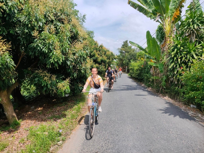 Khách quốc tế tham gia trải nghiệm đạp xe, khám phá vùng nông thôn Việt Nam. Ảnh: Phương Thảo homestay