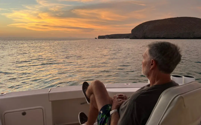 Ted Dobson trên thuyền, ngắm cảnh ở Isla Espiritu Santo, Mexico. Ảnh: Ted Dobson