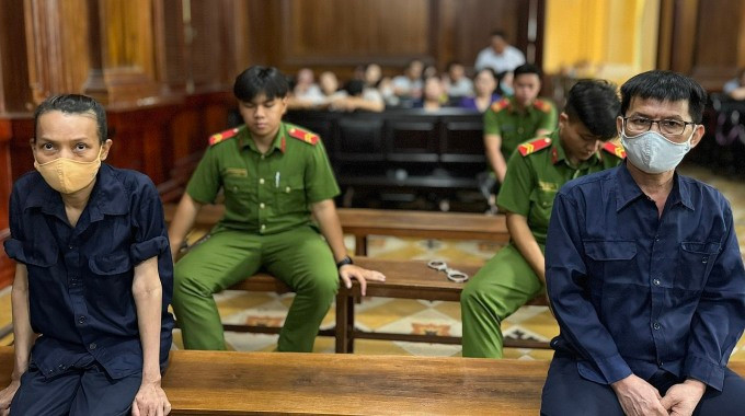 Phạm Quang Vũ và em gái tại tòa. Ảnh: Hồng Hào