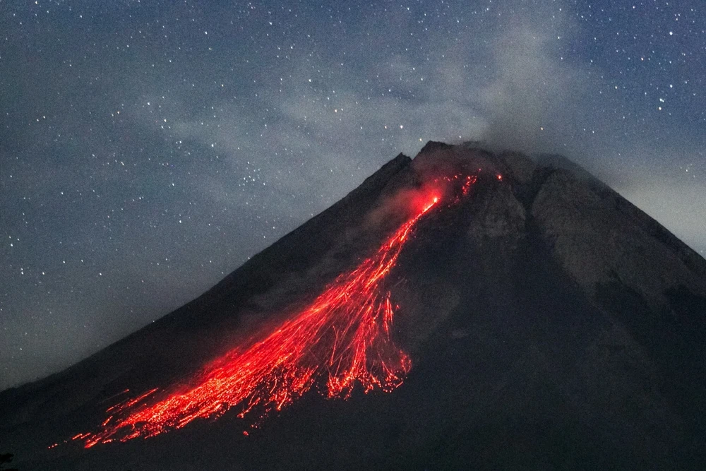 Dung nham phun trào từ núi lửa Merapi, nhìn từ làng Wonokerto, Yogyakarta, Indonesia, ngày 9/8/2023. (Ảnh: AFP/TTXVN)
