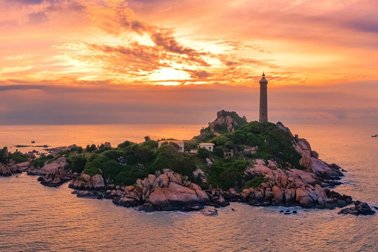Với tuổi đời hơn 100 năm, ngọn hải đăng Kê Gà vẫn ngày đêm hoàn thành sứ mệnh thiêng liêng của mình.
