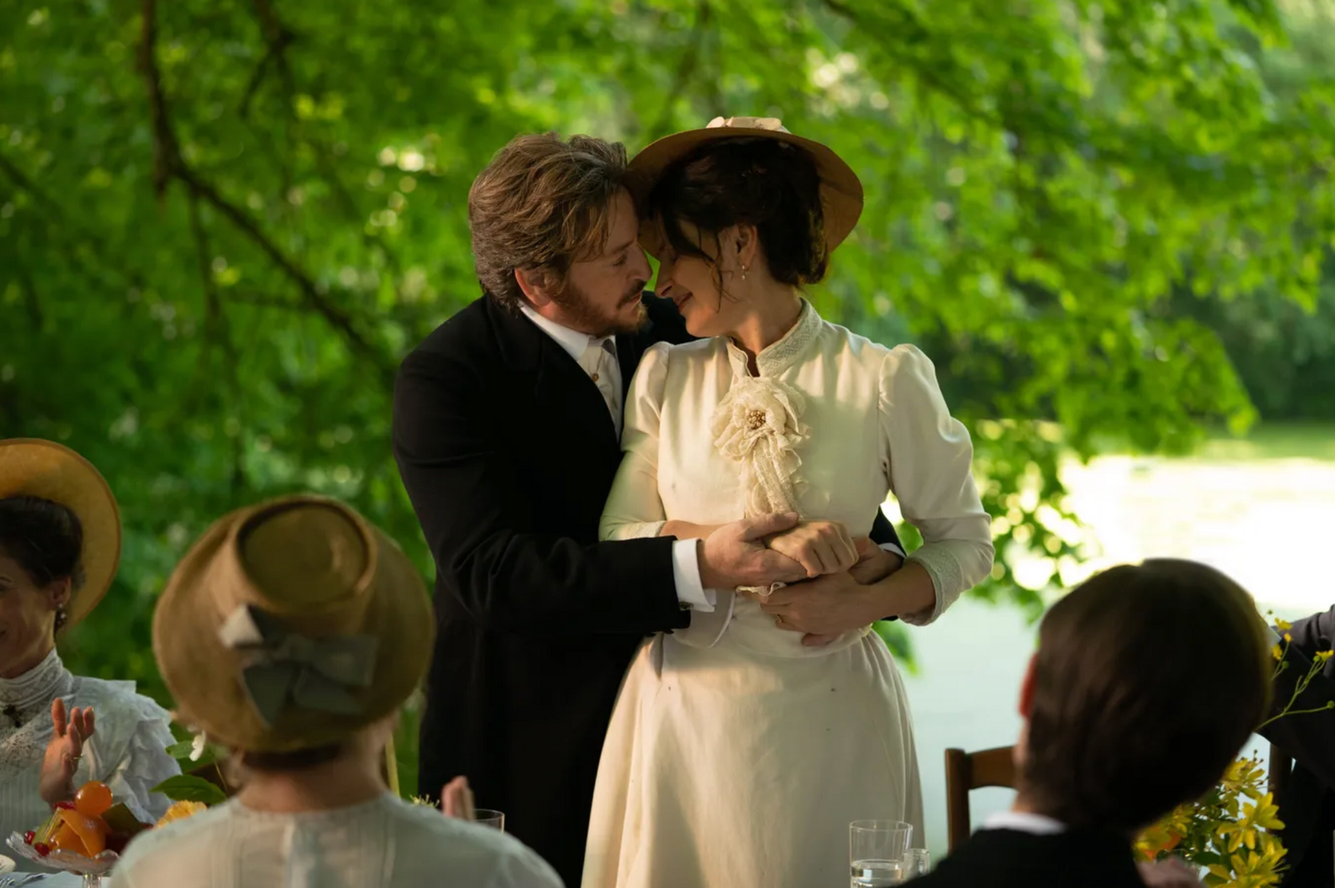 Juliette Binoche và Benoit Magimel đóng hai vai chính trong phim The Taste of Things của Trần Anh Hùng - Ảnh: CURIOSA FILMS