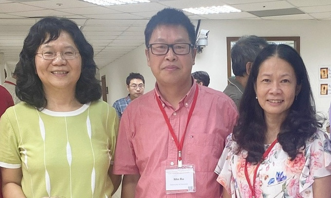 GS Hoài An (thứ hai trừ phải sang), GS Julie Wang và các thành viên Ban tổ chức Hội nghị Several Complex Variables 2023. Ảnh: Nhân vật cung cấp
