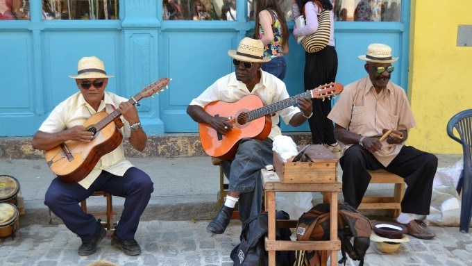 Các nghệ sĩ Cuba chơi bolero trên đường phố. Ảnh: adncuba