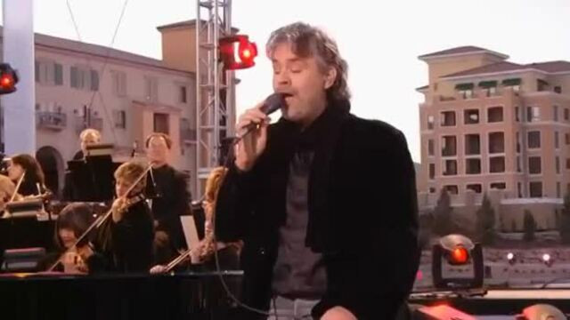 Andrea Bocelli hát 'Besame Mucho'