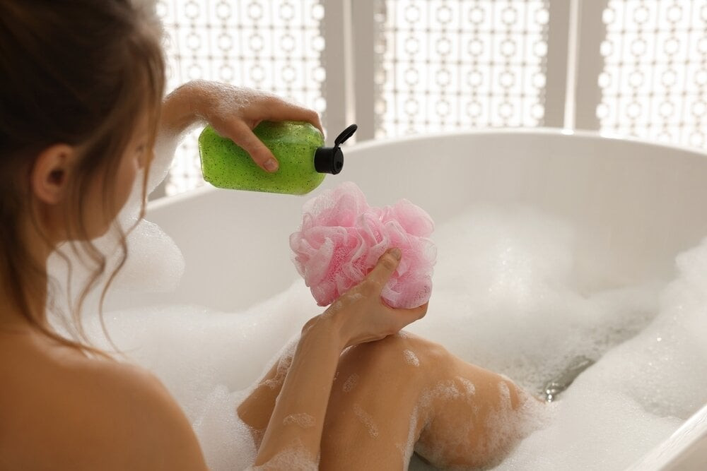 Dùng xà phòng hay sữa tắm khi tắm tốt hơn? Điều này tuỳ thuộc vào nhu cầu, tình trạng da và sở thích của bạn. (Ảnh: Pearl Chemist Group)