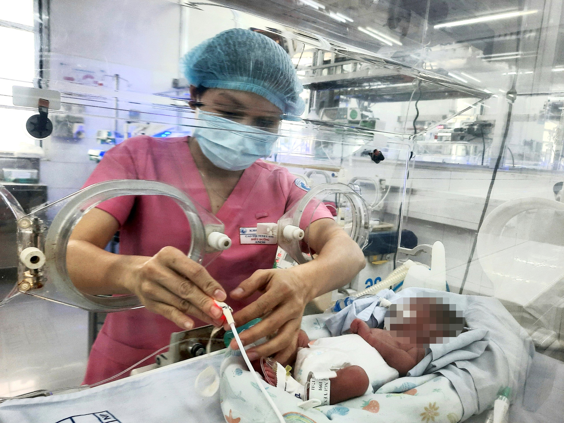 Trẻ sinh non được chăm sóc và điều trị tại Bệnh viện Từ Dũ (TP.HCM) - Ảnh: THU HIẾN