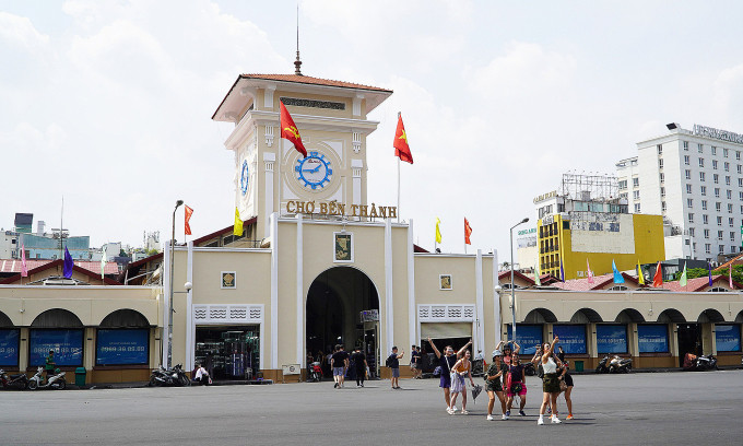 Chợ Bến Thành là một trong những điểm tham quan của tour đêm quận 1, TP HCM. Ảnh: Trần Quỳnh