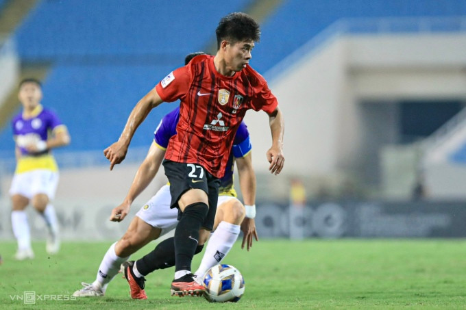 Tiền vệ Thái Lan Ekanit Panya (áo đỏ) thi đấu cho Urawa Red Diamonds trong trận thua Hà Nội FC 1-2. Ảnh: Minh Minh