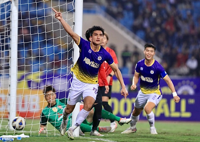 Trung vệ Đào Văn Nam ăn mừng bàn mở tỷ số cho Hà Nội FC trước Urawa Red Diamonds. Ảnh: Minh Minh