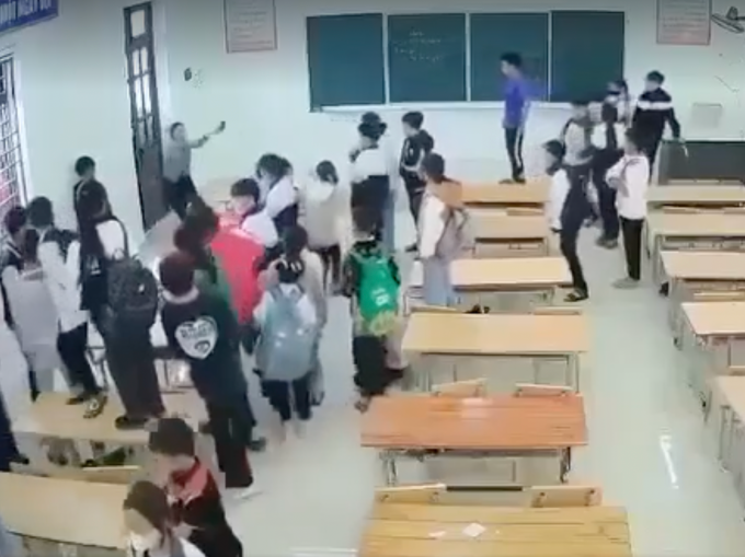 Cô giáo phản kháng sau khi bị nhốt trong lớp. Ảnh cắt từ video