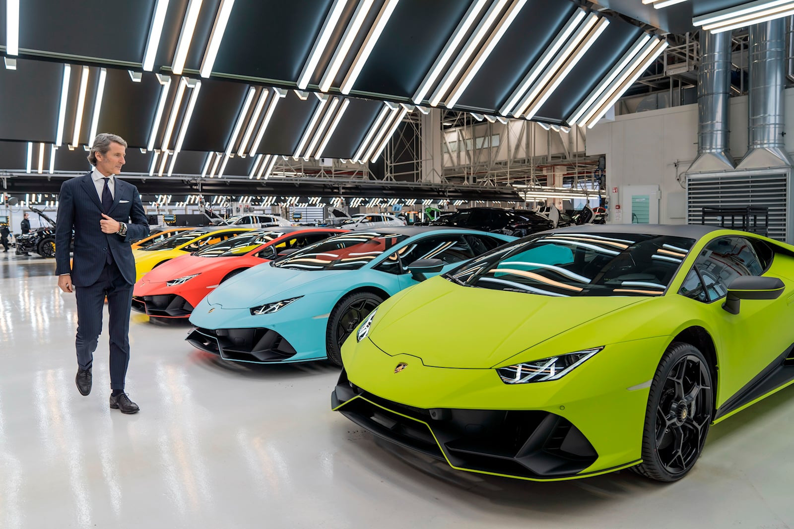 Người giàu không thể ngừng mua xe Lamborghini - Ảnh: Hot Cars