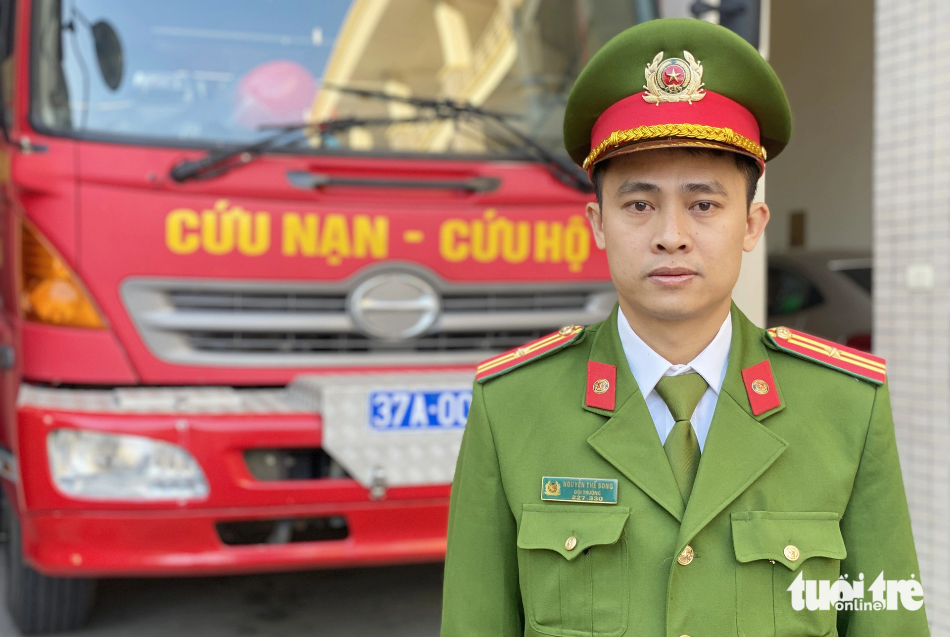 Thiếu tá Nguyễn Thế Song - đội trưởng Đội chữa cháy và cứu hộ cứu nạn số 1, Công an tỉnh Nghệ An - người trực tiếp cứu cô gái ngồi trên tòa tháp 27 tầng - Ảnh: DOÃN HÒA