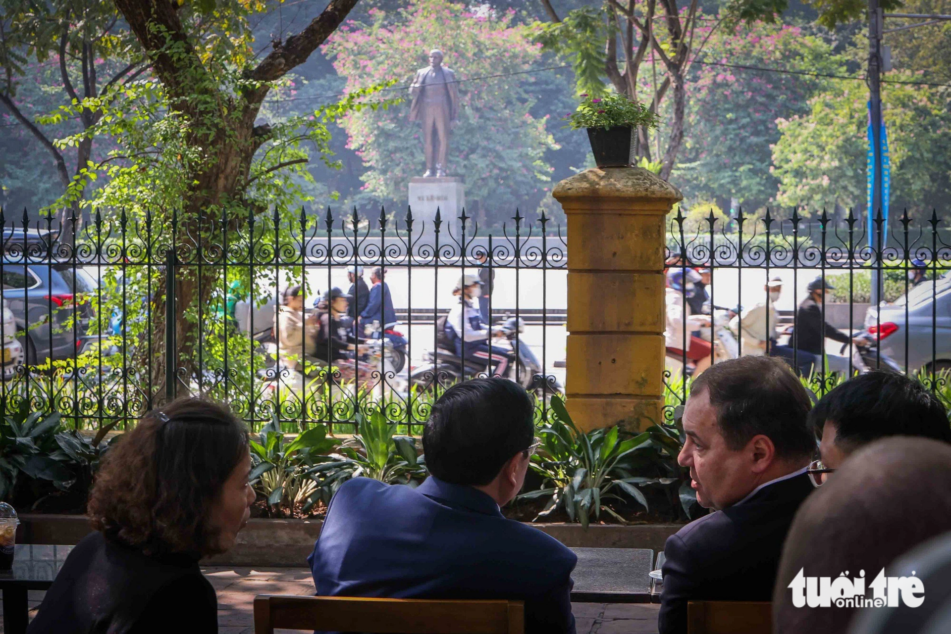 Quán cà phê hai Thủ tướng ngồi có tầm nhìn hướng ra vườn hoa Lenin - Ảnh: NGUYỄN KHÁNH