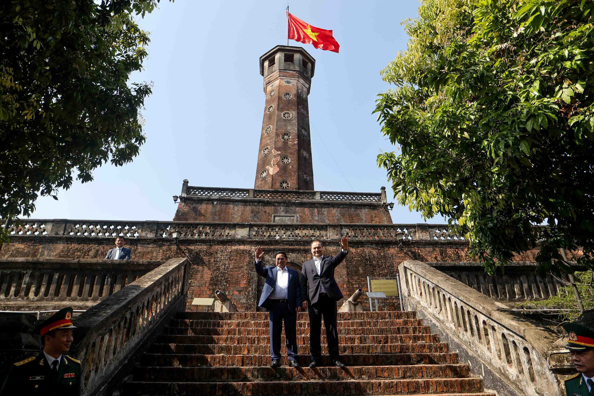 Hai nhà lãnh đạo chụp ảnh dưới chân Cột cờ Hà Nội - Ảnh: NGUYỄN KHÁNH