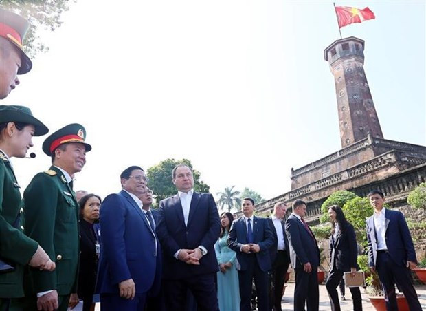 Vietnamese, Belarusian PMs visit Hanoi Flag Tower, enjoy coffee hinh anh 1