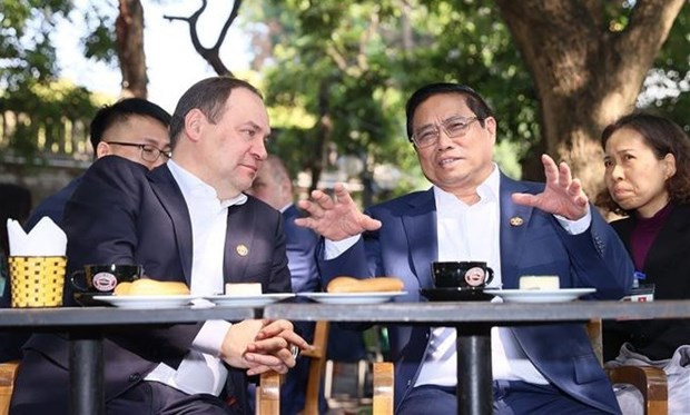 Vietnamese, Belarusian PMs visit Hanoi Flag Tower, enjoy coffee hinh anh 2