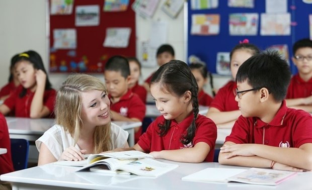 Foreigners teaching English in Vietnam required to get training certificates hinh anh 1