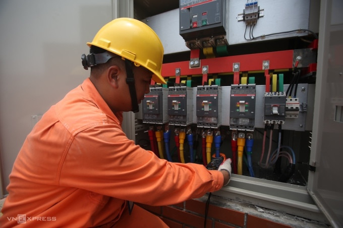Công nhân Điện lực Hà Nội sửa chữa máy biến áp, năm 2018. Ảnh: Ngọc Thành