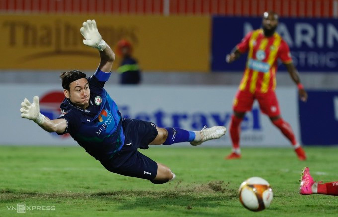 Thủ môn Đặng Văn Lâm mắc sai lầm lớn khiến Bình Định thua Thanh Hoá 2-3 ở vòng 5 V-League 2023-2024. Ảnh: Đức Đồng