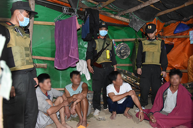 4 trong số 28 người bị bắt quả tang tại khu vực khai thác vàng ở Phan Sơn. Ảnh: Công an cung cấp