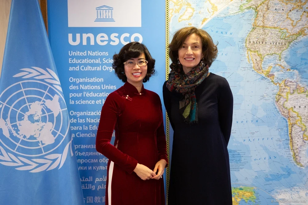 Tổng Giám đốc UNESCO Audrey Azoulay và Trưởng Phái đoàn thường trực Việt Nam bên cạnh UNESCO, Lê Thị Hồng Vân. (Ảnh: TTXVN phát) 