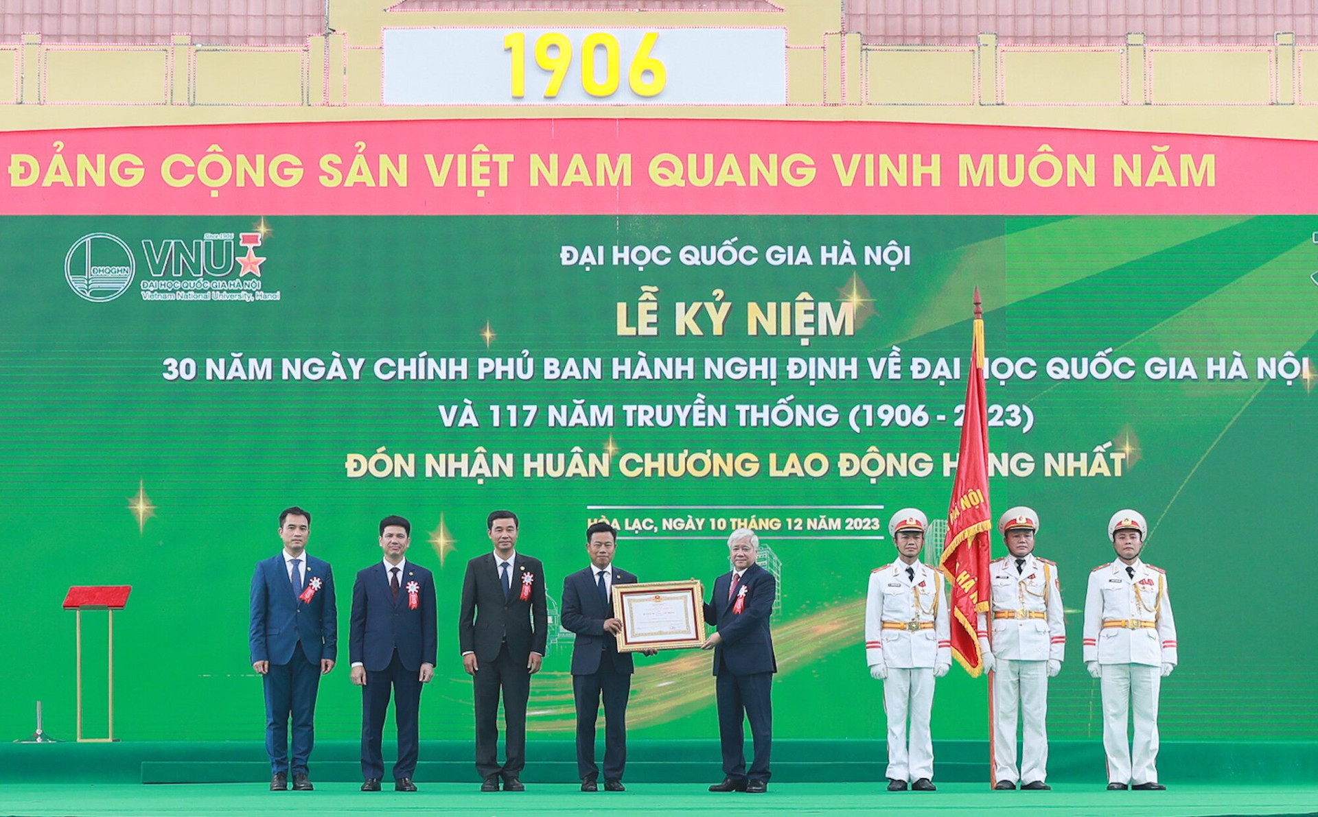 Chủ tịch Ủy ban Trung ương MTTQ Việt Nam Đỗ Văn Chiến (thứ tư từ phải sang) trao Huân chương Lao động hạng Nhất cho tập thể Đại học Quốc gia Hà Nội.