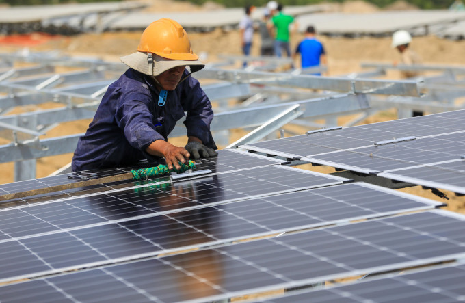 Công nhân lắp đặt, vệ sinh các tấm pin mặt trời tại một dự án ở Ninh Thuận, năm 2019. Ảnh: Quỳnh Trần