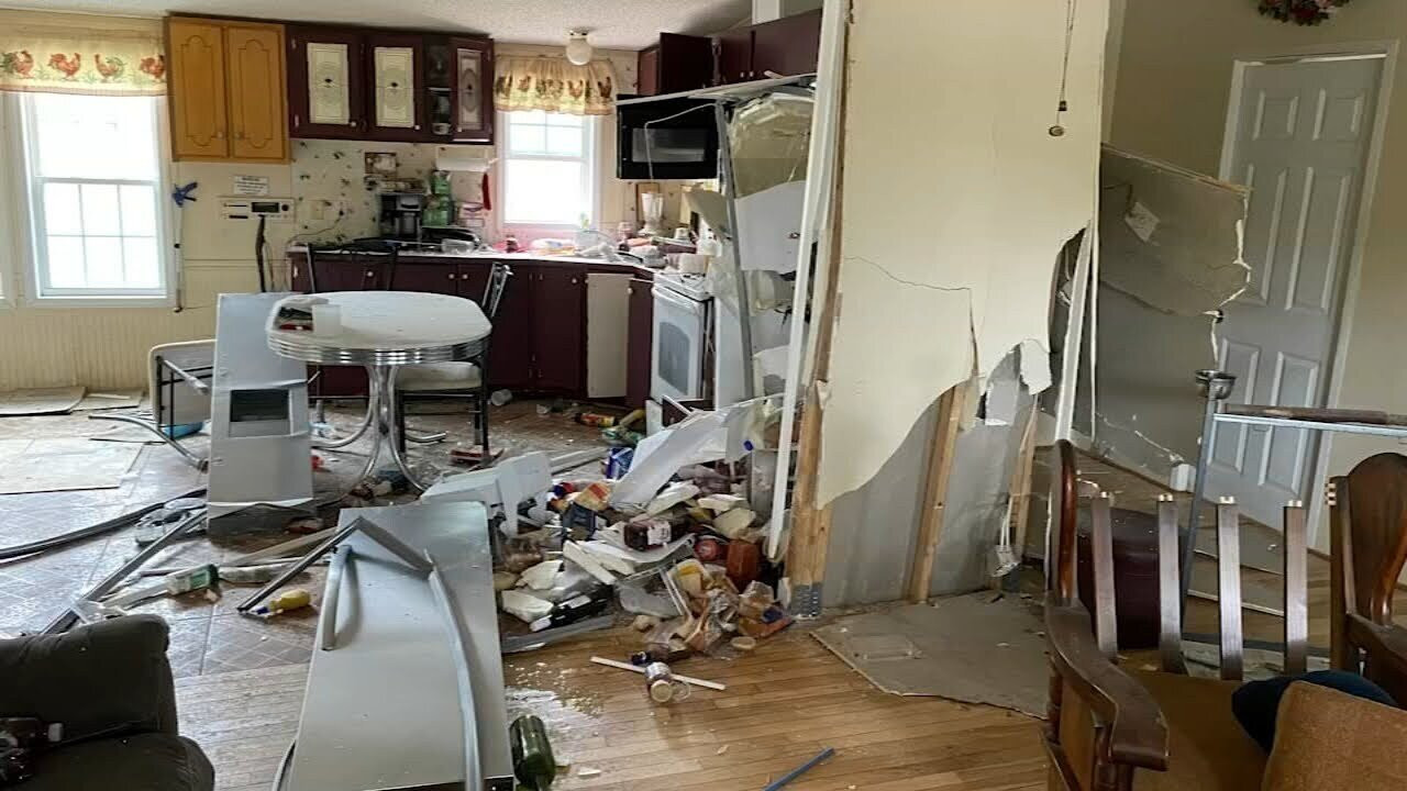 Căn bếp nhà bà Lenore Satterthwaite sau khi tủ lạnh phát nổ. (Ảnh: Cbsnews)