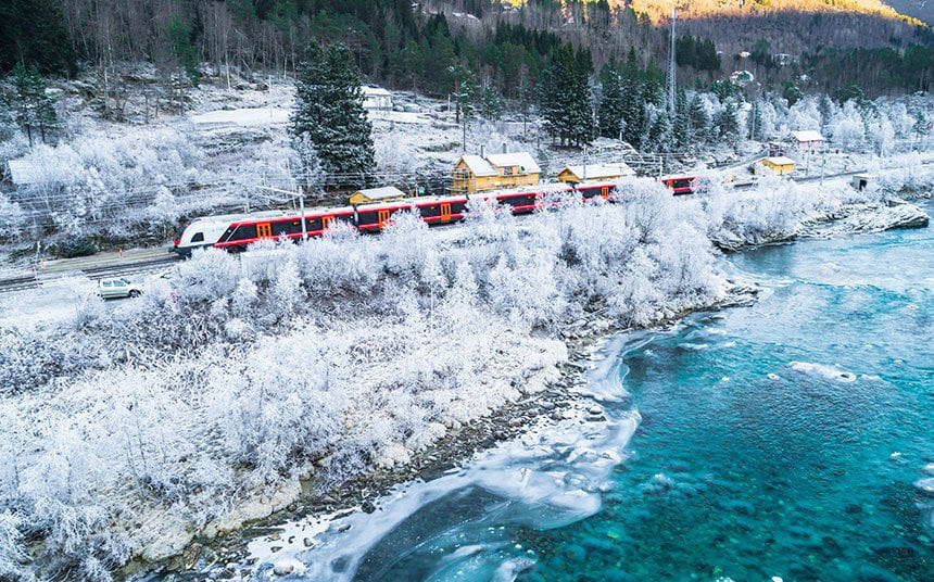 Di chuyển giữa Oslo và Bergen, tuyến đường sắt này trở thành một điểm thu hút khách du lịch - Ảnh: LIFE IN NORWAY