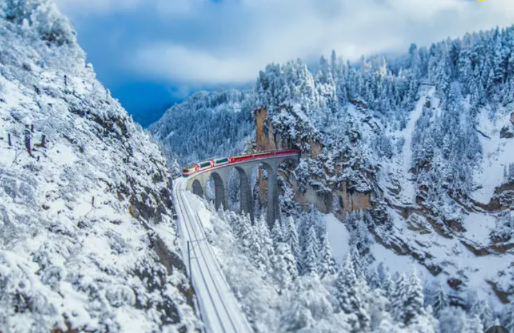 Những đoàn tàu xuyên qua núi tuyết vào mùa đông của Thụy Sĩ - Ảnh GUARDIAN