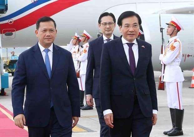 Cambodian PM arrives in Hanoi, starts official visit to Vietnam hinh anh 1