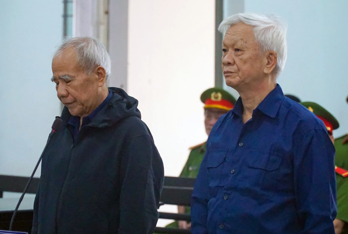 Nguyên chủ tịch tỉnh Nguyễn Chiến Thắng (phải) và Đào Công Thiên, cựu phó chủ tịch, tại tòa sáng nay. Ảnh: Bùi Toàn