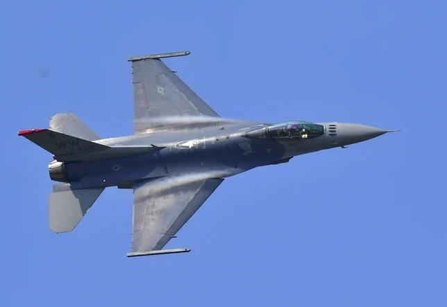 Tiêm kích F-16 của Không lực Mỹ bay trình diễn tại căn cứ không quân Osan ở Pyeongtaek, Hàn Quốc. (Ảnh: AFP/TTXVN) 