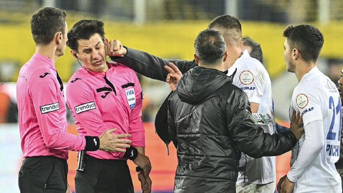 Trọng tài Meler bị chủ tịch CLB Ankaragucu đấm thẳng vào mặt.