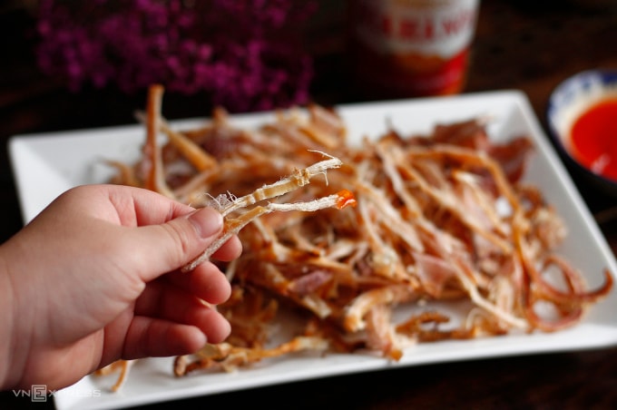 Mực nướng chấm cùng tương ớt pha chút đường, chanh cho dịu vị rất ngon. Ảnh: Bùi Thủy