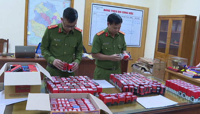 Cán bộ Phòng Cảnh sát Kinh tế, Công an tỉnh Phú Thọ kiểm tra các con dấu giả bị thu giữ. Ảnh: Công an Nhân dân