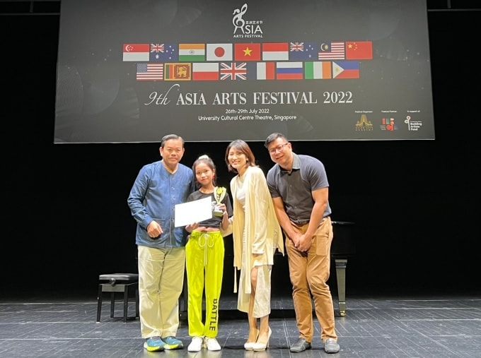 Minh Anh nhận giải bạc đơn ca tại Liên hoan Nghệ thuật châu Á tại Singapore, tháng 7/2022. Ảnh: Nhân vật cung cấp