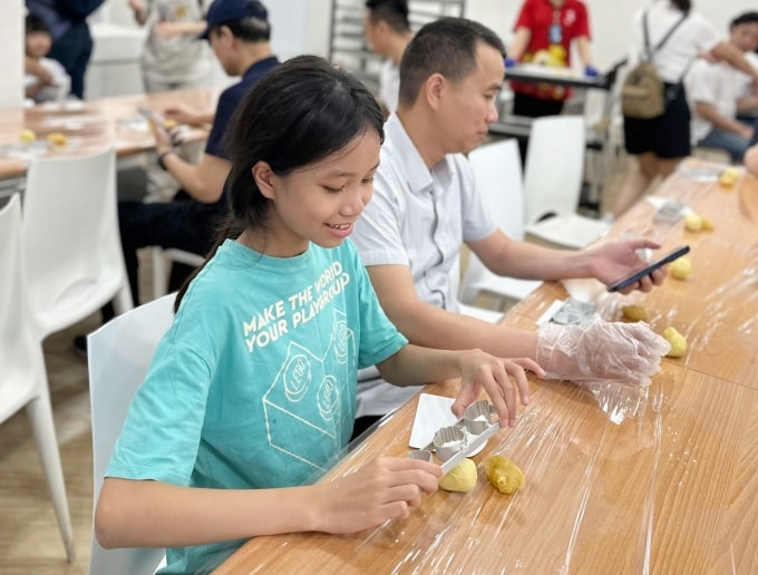 Minh Anh trải nghiệm làm bánh dứa trong chuyến đi Đài Loan, tháng 4/2023. Ảnh: Nhân vật cung cấp