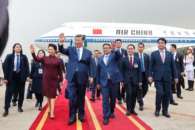Thủ tướng Phạm Minh Chính tiếp đón Tổng bí thư, Chủ tịch Trung Quốc Tập Cận Bình và phu nhân Bành Lệ Viên tại sân bay Nội Bài. Ảnh: Hoàng Phong