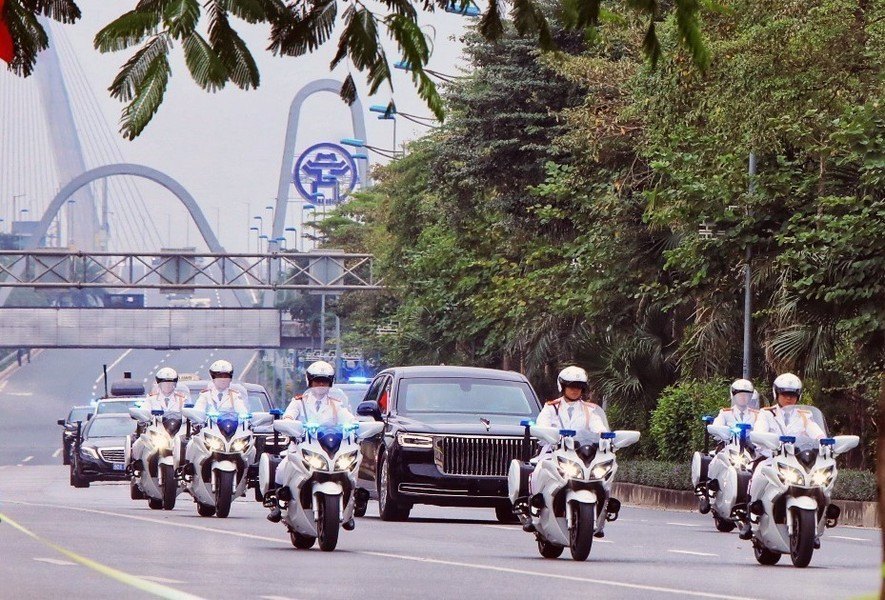 Đoàn xe hộ tống Tổng Bí thư, Chủ tịch nước Trung Quốc Tập Cận Bình và Phu nhân rời sân bay Nội Bài hướng về trung tâm Thành phố Hà Nội. (Ảnh: Tuấn Anh/TTXVN)