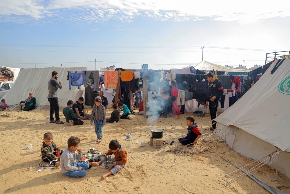 Người dân tại một trại tạm ở Dải Gaza ngày 8/12/2023. (Ảnh: THX/TTXVN)